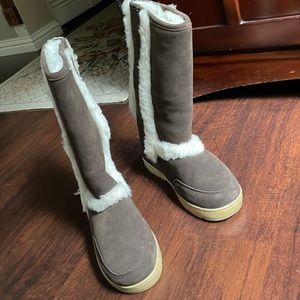 Bearpaw woman’s boots 10